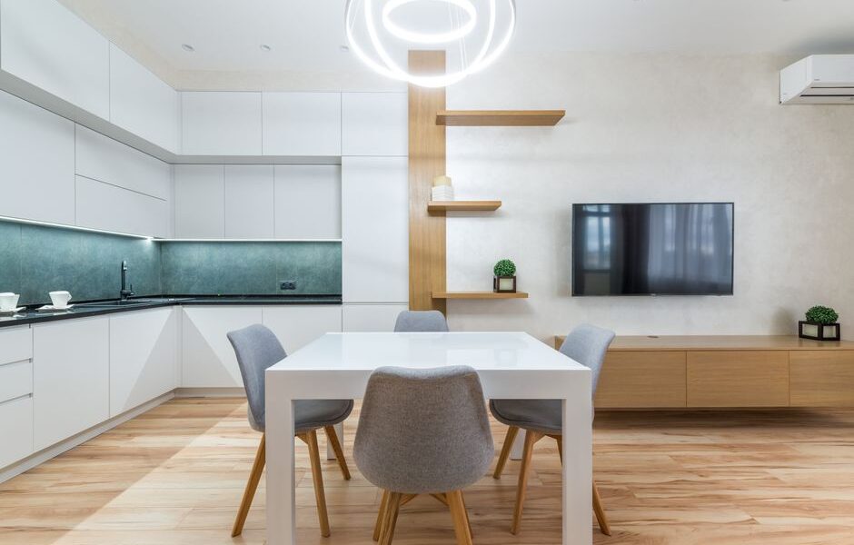 Moderne woonkamer met een strak zwevend TV-meubel en stijlvolle decoratie.